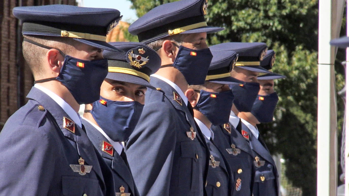 Los 275 alumnos de la XXVIII promoción de la Academia Básica del Aire han recibido este viernes en el aérodromo militar los Reales Despachos que los convierten en sargentos del Ejército del Aire en un año marcado por la enseñanza online.