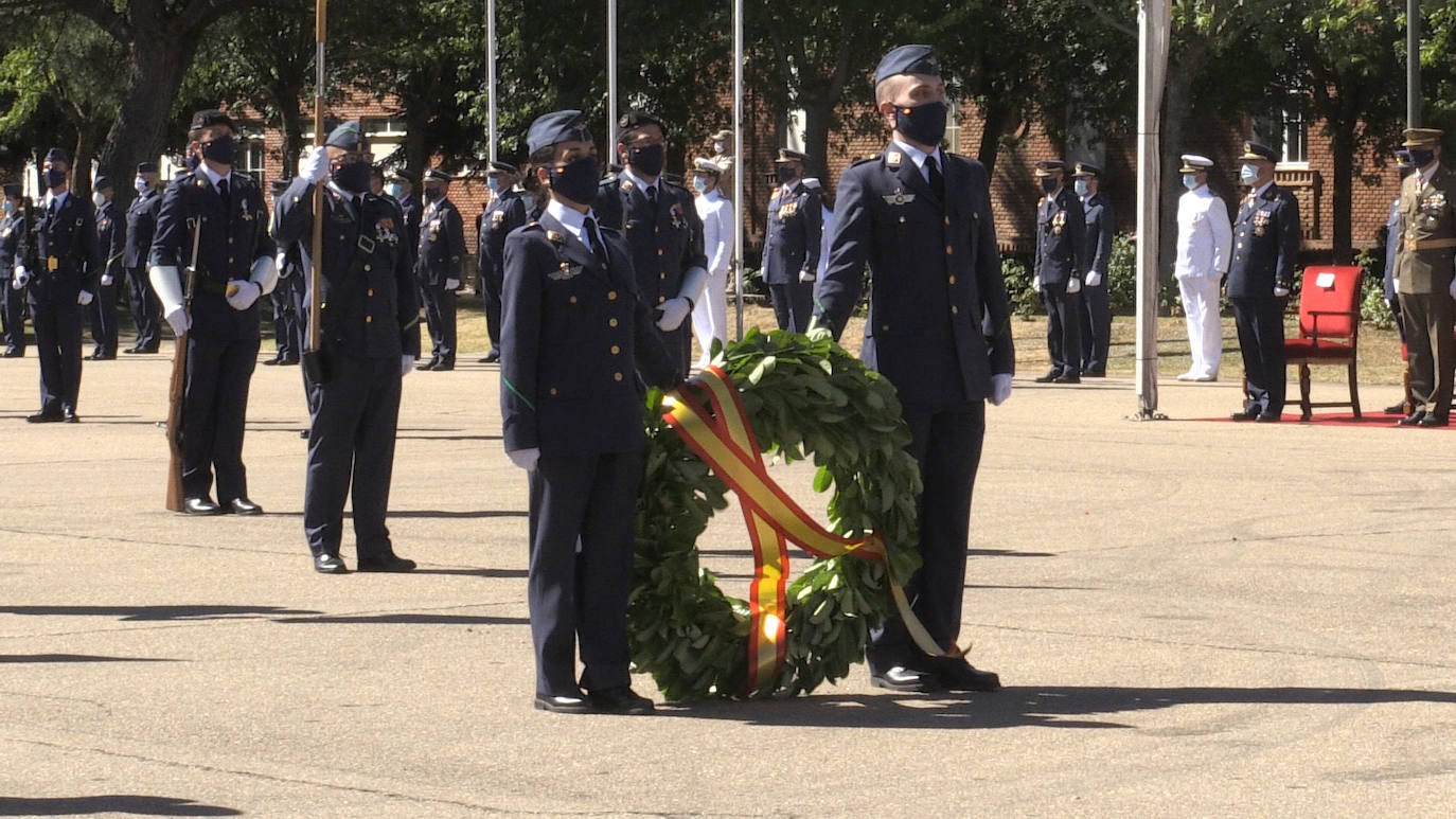 Los 275 alumnos de la XXVIII promoción de la Academia Básica del Aire han recibido este viernes en el aérodromo militar los Reales Despachos que los convierten en sargentos del Ejército del Aire en un año marcado por la enseñanza online.