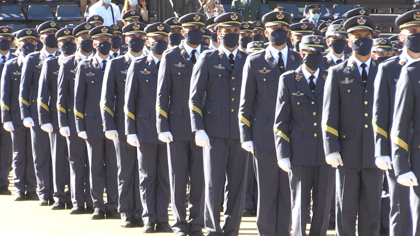 Los 275 alumnos de la XXVIII promoción de la Academia Básica del Aire han recibido este viernes en el aérodromo militar los Reales Despachos que los convierten en sargentos del Ejército del Aire en un año marcado por la enseñanza online.