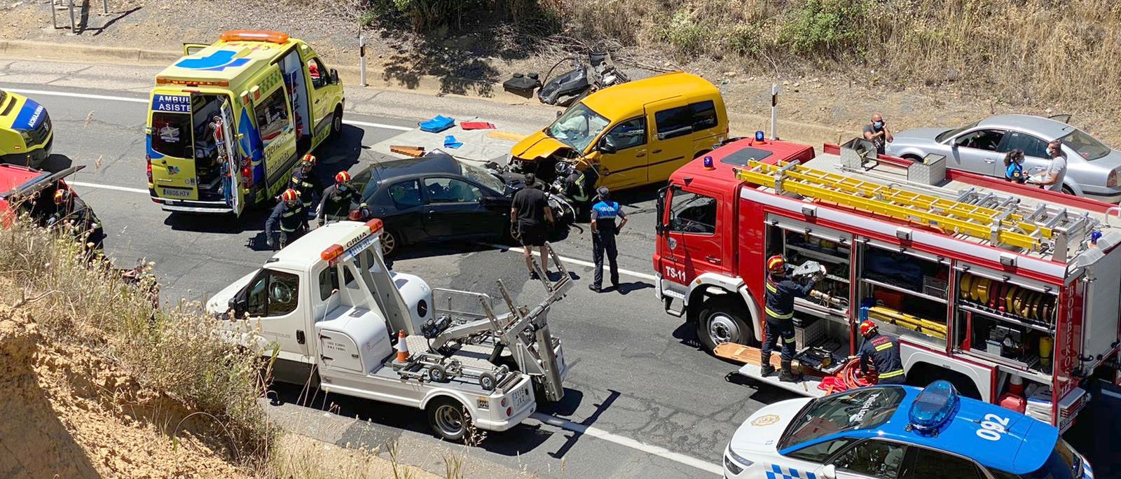 Una mujer herida al chocar su turismo contra una furgoneta en la zona de los hospitales en León capital. 