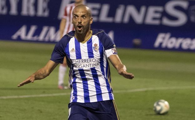 Galería. La Ponfe obtuvo ante el Almería una salvadora victoria. En la imagen, Yuri celebra su gol..