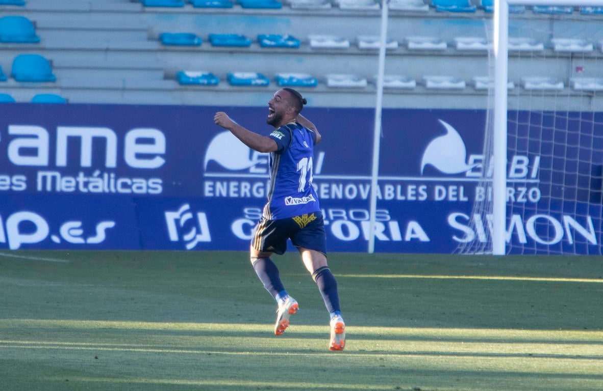 La Ponferradina se impone al Almería con gol de Yuri en El Toralín y logra respirar tranquila con la salvación en el bolsillo | El delantero se convierte en el máximo goleador en solitario de la historia de la Deportiva con 157 'dianas'. 