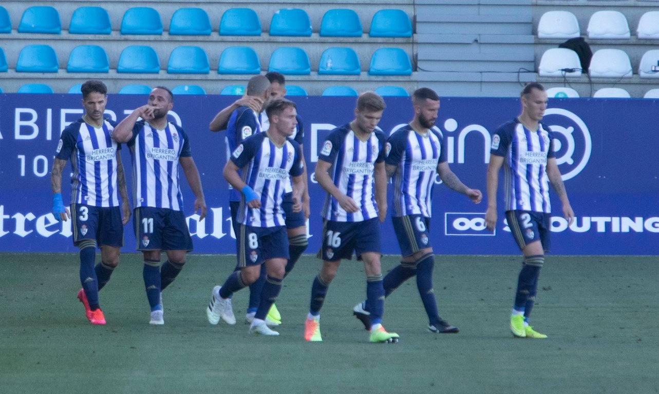 La Ponferradina se impone al Almería con gol de Yuri en El Toralín y logra respirar tranquila con la salvación en el bolsillo | El delantero se convierte en el máximo goleador en solitario de la historia de la Deportiva con 157 'dianas'. 