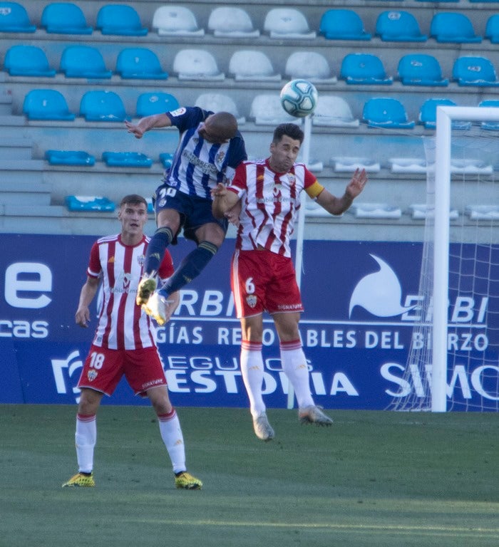 La Ponferradina se impone al Almería con gol de Yuri en El Toralín y logra respirar tranquila con la salvación en el bolsillo | El delantero se convierte en el máximo goleador en solitario de la historia de la Deportiva con 157 'dianas'. 