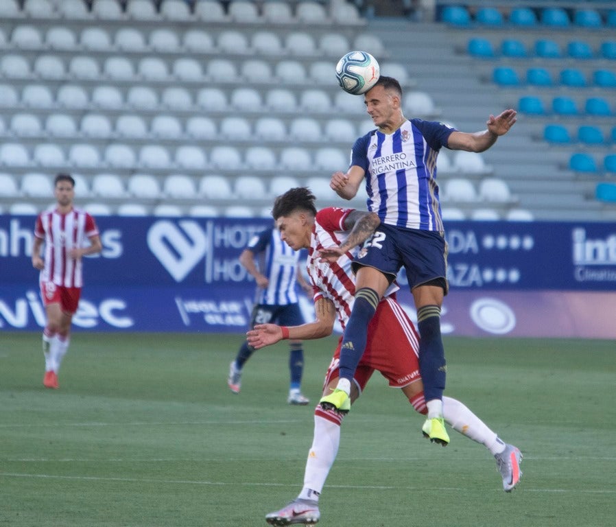 La Ponferradina se impone al Almería con gol de Yuri en El Toralín y logra respirar tranquila con la salvación en el bolsillo | El delantero se convierte en el máximo goleador en solitario de la historia de la Deportiva con 157 'dianas'. 