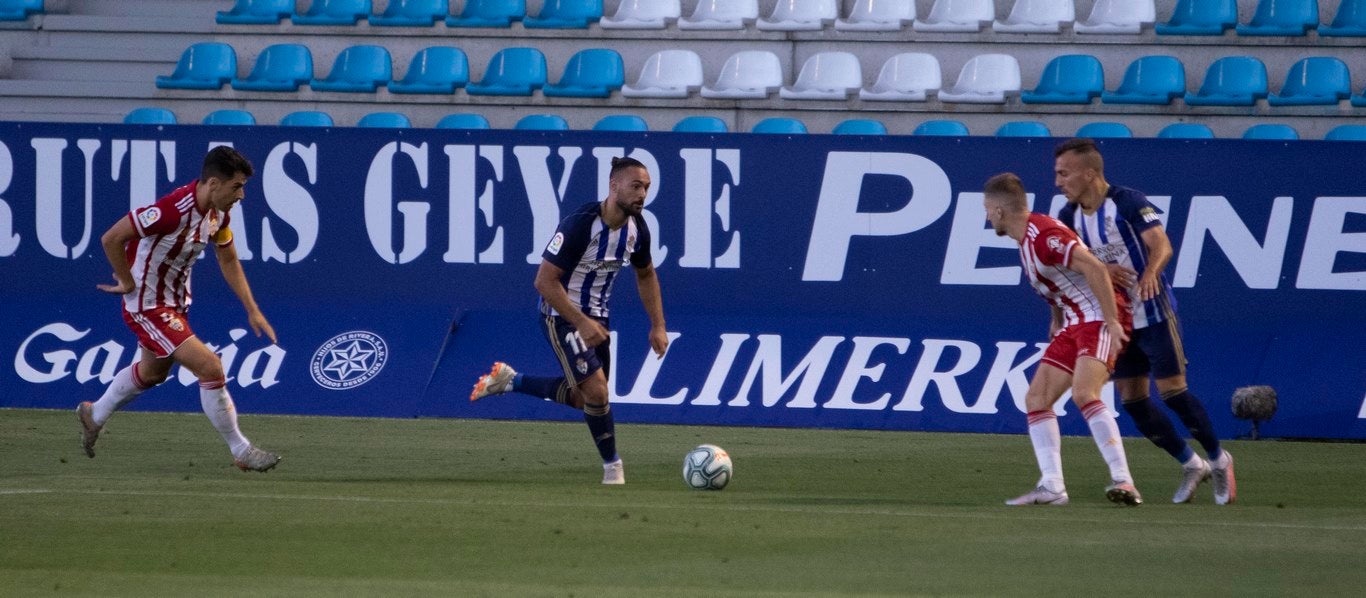 La Ponferradina se impone al Almería con gol de Yuri en El Toralín y logra respirar tranquila con la salvación en el bolsillo | El delantero se convierte en el máximo goleador en solitario de la historia de la Deportiva con 157 'dianas'. 