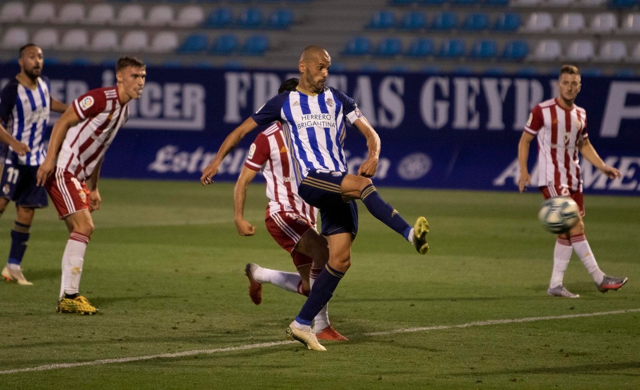 La Ponferradina se impone al Almería con gol de Yuri en El Toralín y logra respirar tranquila con la salvación en el bolsillo | El delantero se convierte en el máximo goleador en solitario de la historia de la Deportiva con 157 'dianas'. 