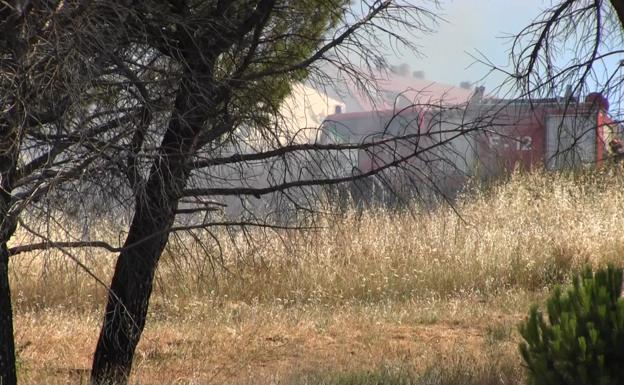 Imagen principal - Los Bomberos de León intervienen en un incendio en la zona de los depósitos de agua