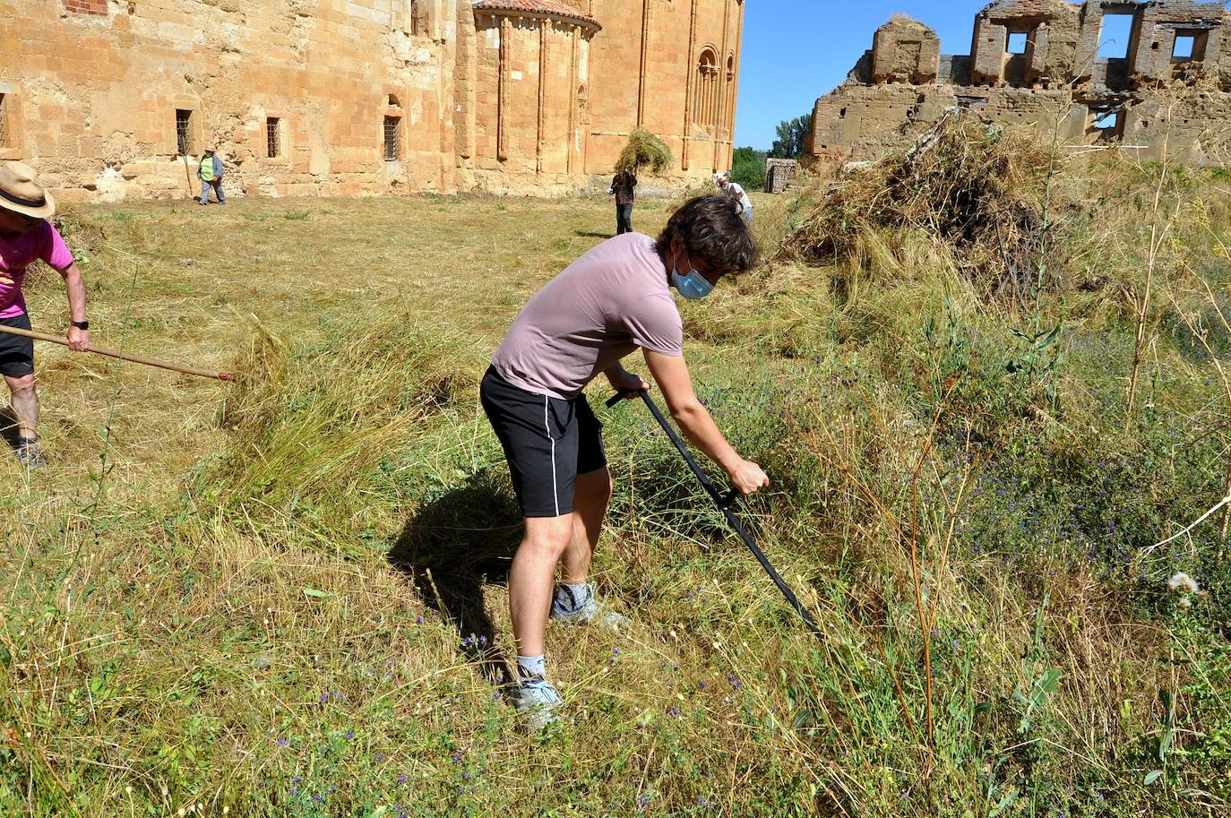 Los voluntarios trabajaron para recuperar este monumento de cara a la temporada turística