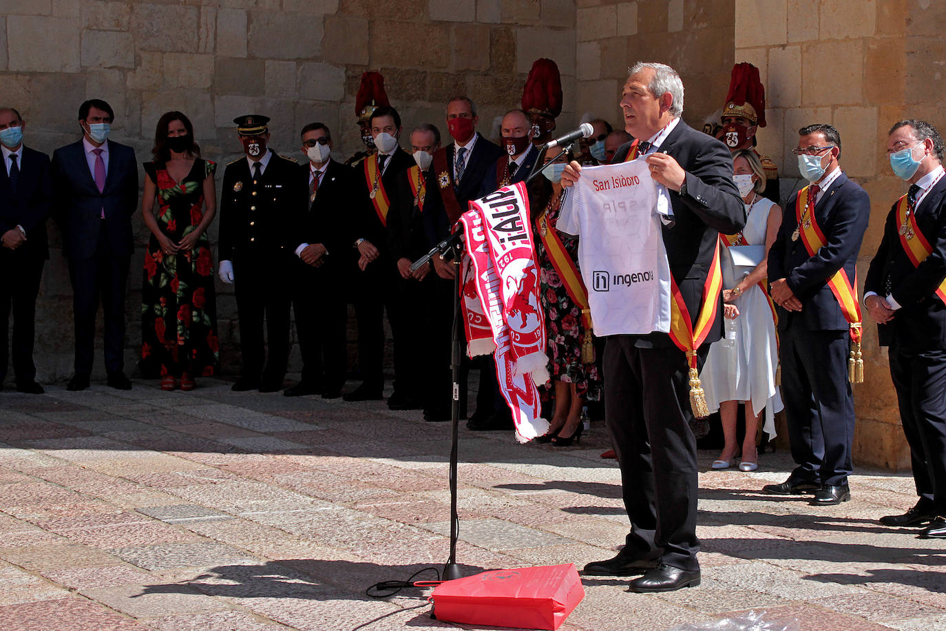 Celebración de Las Cabezadas; en la imagen, la Corporación Municipal sale en comitiva desde la plaza San Marcelo para dirigirse al atrio de San Isidoro