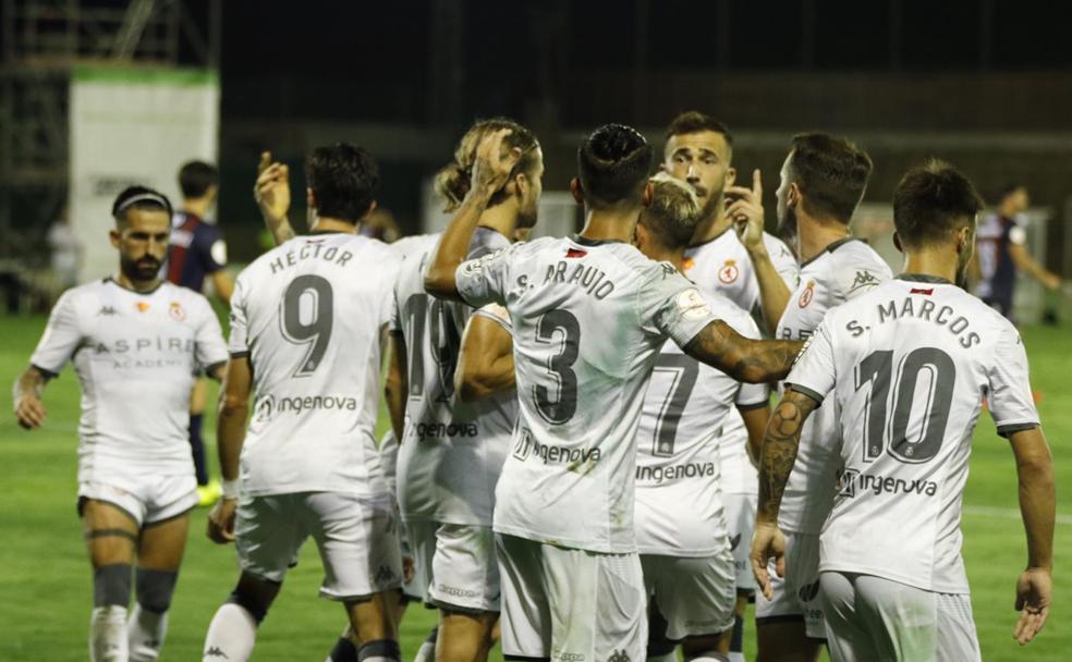 Los jugadores de la Cultural celebran uno de los goles.