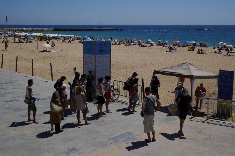 La nova Icaria, Barcelona. A pesar de las medidas anticoronavirus, las imágenes que ofrecen las playas españolas son muy distintas. Desde los controles y las medidas en la arena para mantener la distancia hasta las multitudes que se han visto en Cataluña este fin de semana.