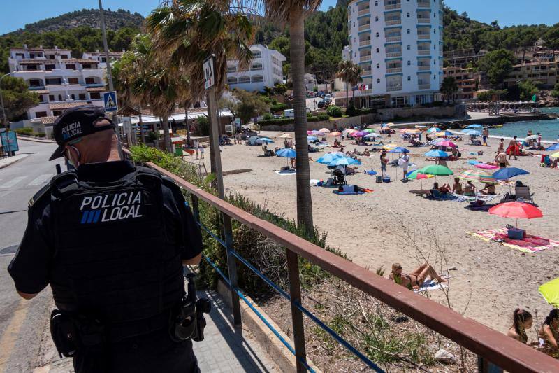 Palma, Mallorca. A pesar de las medidas anticoronavirus, las imágenes que ofrecen las playas españolas son muy distintas. Desde los controles y las medidas en la arena para mantener la distancia hasta las multitudes que se han visto en Cataluña este fin de semana.