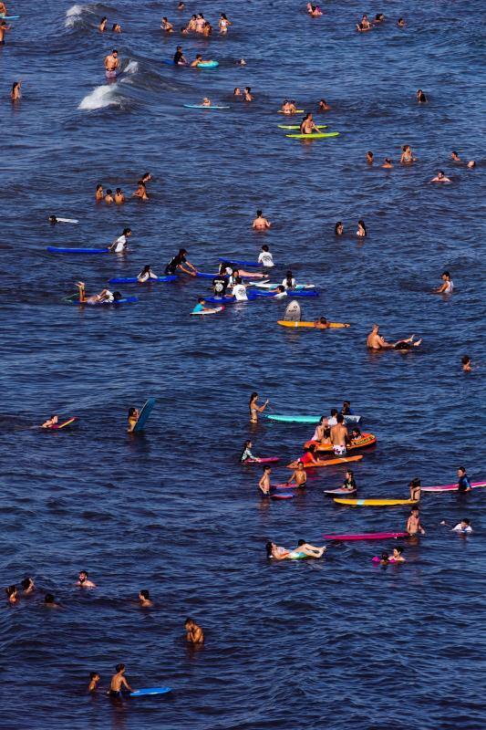 Rincón de la Victoria, Málaga. A pesar de las medidas anticoronavirus, las imágenes que ofrecen las playas españolas son muy distintas. Desde los controles y las medidas en la arena para mantener la distancia hasta las multitudes que se han visto en Cataluña este fin de semana.