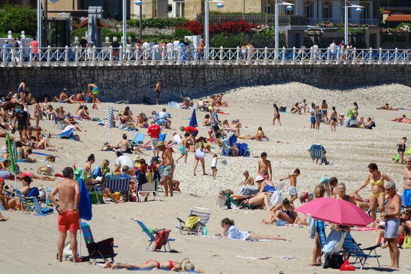 Santa Marina, Ribadesella. A pesar de las medidas anticoronavirus, las imágenes que ofrecen las playas españolas son muy distintas. Desde los controles y las medidas en la arena para mantener la distancia hasta las multitudes que se han visto en Cataluña este fin de semana.