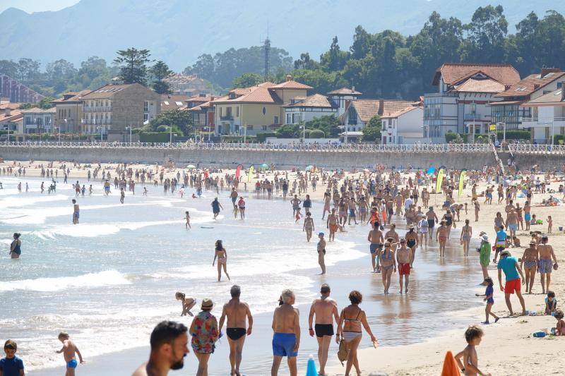 Santa Marina, Ribadesella. A pesar de las medidas anticoronavirus, las imágenes que ofrecen las playas españolas son muy distintas. Desde los controles y las medidas en la arena para mantener la distancia hasta las multitudes que se han visto en Cataluña este fin de semana.