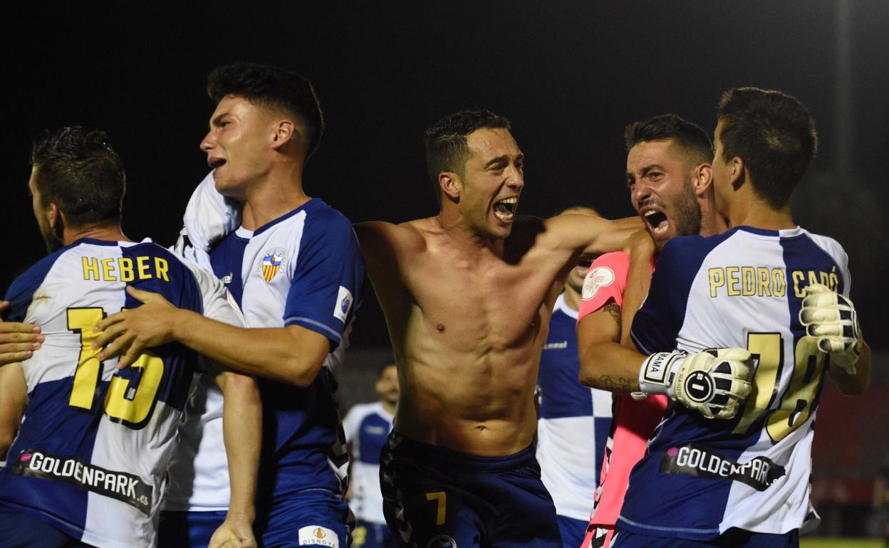 Los jugadores del Sabadell celebran el pase de ronda.