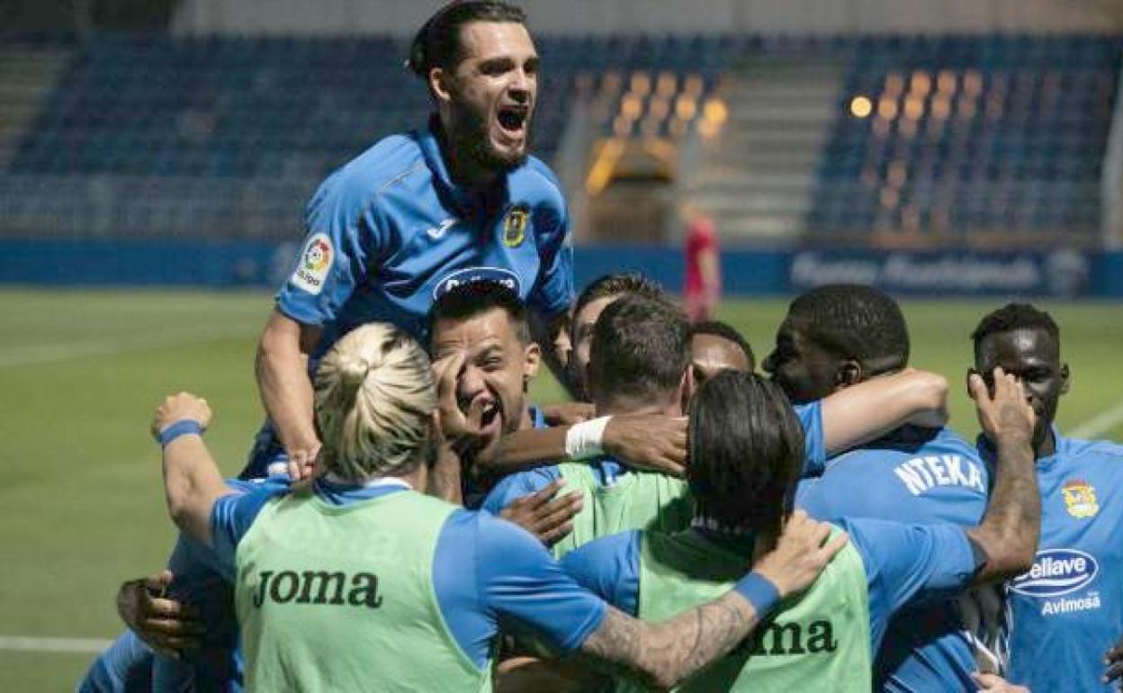 Los jugadores del Fuenla celebran un gol.