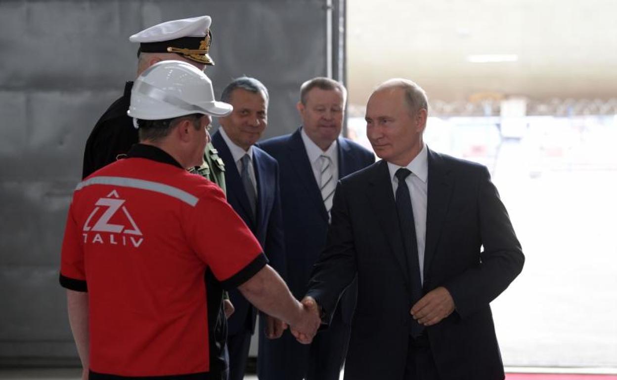 Putin, durante su visita a los astilleros 'Zaliv' de Kerch (Crimea)