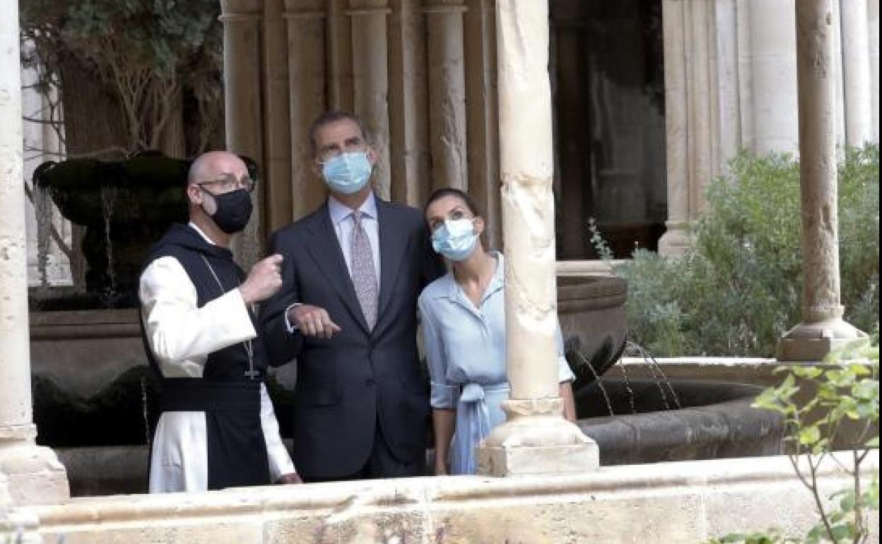 Los Reyes visitan Poblet, solo acompañados por Illa y entre protestas secesionistas