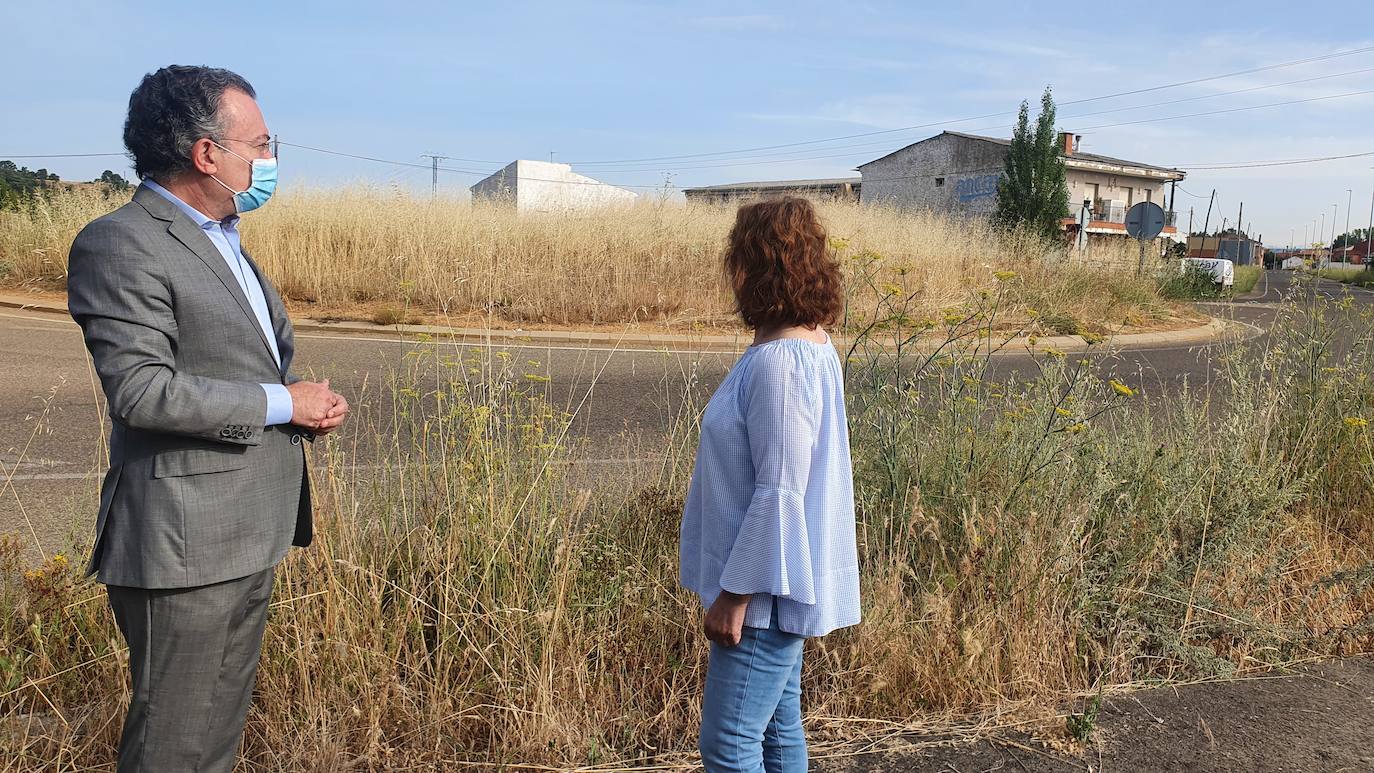 Los concejales populares Fernando Salguero y Aurora Baza, en la rotonda de Armunia.