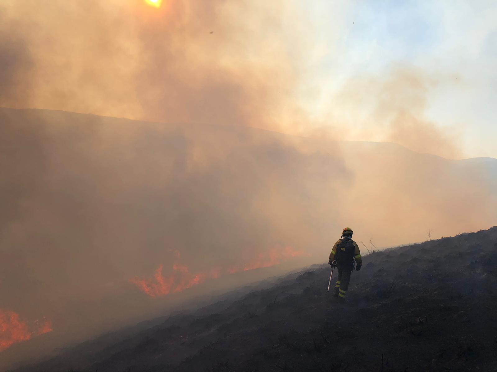 Un gran incendio en Balboa obliga a actuar a numerosos efectivos. El incendio se mantiene en 'nivel 0' y en el mismo actúan cuatro helicópteros y numerosos equipos de extinción. 