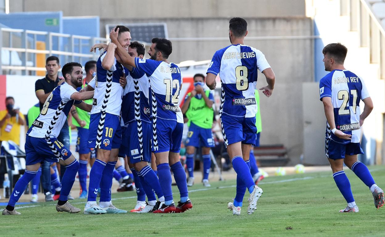 Los jugadores del Sabadell celebran un gol.