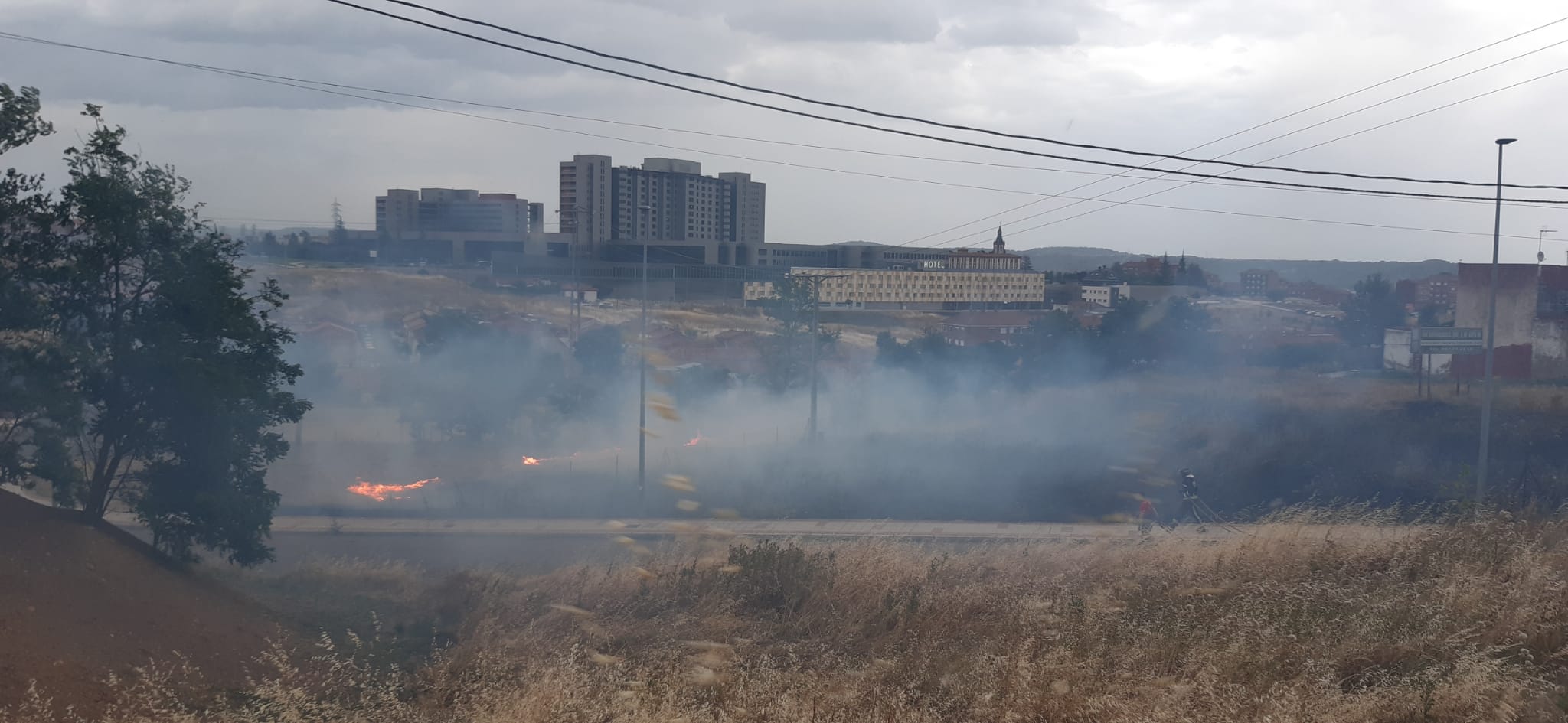 Los agentes han tenido que intervenir para sofocar las llamas.