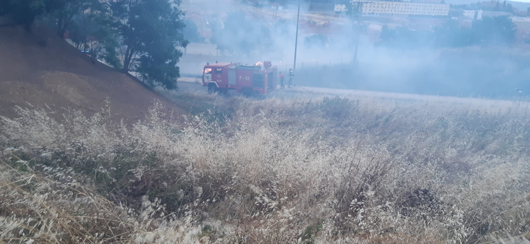 Los agentes han tenido que intervenir para sofocar las llamas.