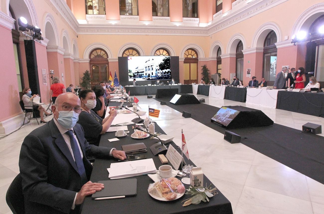 El consejero de Agricultura, Jesús Julio Carnero, participa en la Conferencia Sectorial sobre la PAC. En la imagen junto al ministro de Agricultura, Pesca y Alimentación, Luis Planas y el secretario general de Agricultura, Fernando Miranda.