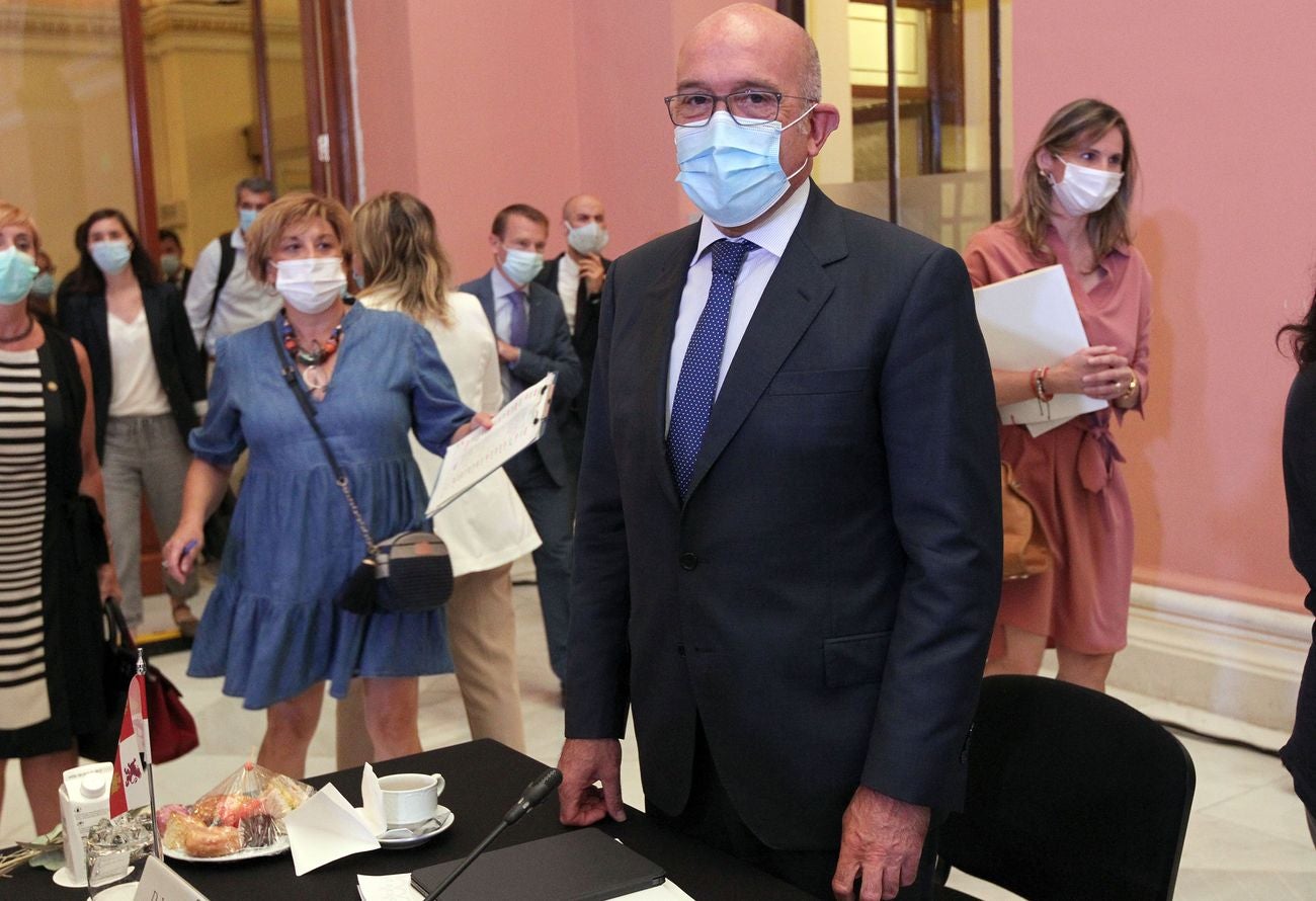 El consejero de Agricultura, Jesús Julio Carnero, participa en la Conferencia Sectorial sobre la PAC. En la imagen junto al ministro de Agricultura, Pesca y Alimentación, Luis Planas y el secretario general de Agricultura, Fernando Miranda.