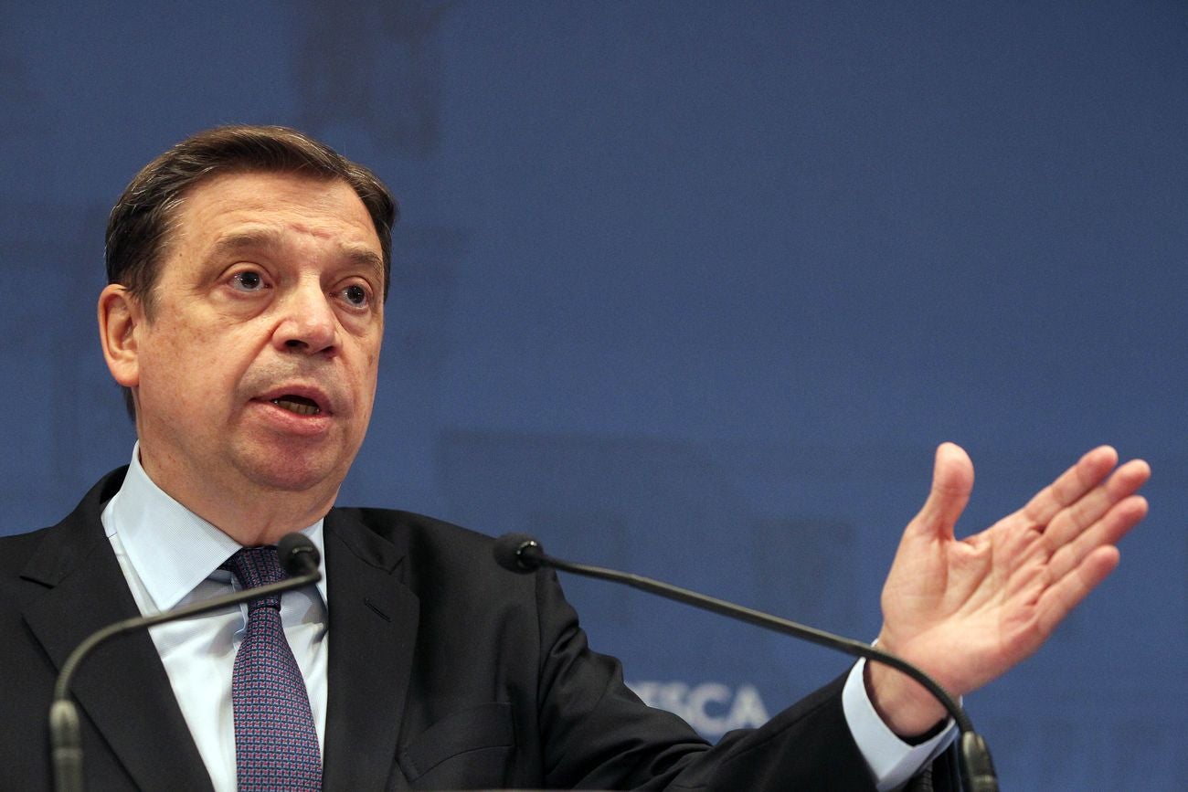 El consejero de Agricultura, Jesús Julio Carnero, participa en la Conferencia Sectorial sobre la PAC. En la imagen junto al ministro de Agricultura, Pesca y Alimentación, Luis Planas y el secretario general de Agricultura, Fernando Miranda.