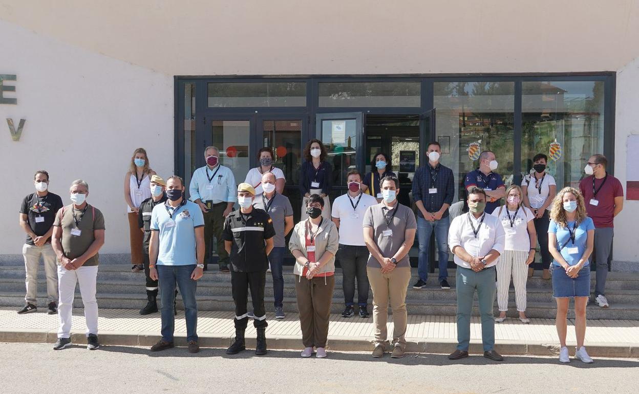 Foto de familia tras la visita de la corporación a la Base Conde de Gazola.