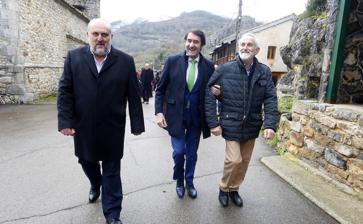 El consejero de Fomento y Medio Ambiente, Juan Carlos Suárez-Quiñones en Salamón junto al alcalde de Crémenes, Angel Miguel Alonso y al vicepresidente de la Diputación, Matías Llorente.