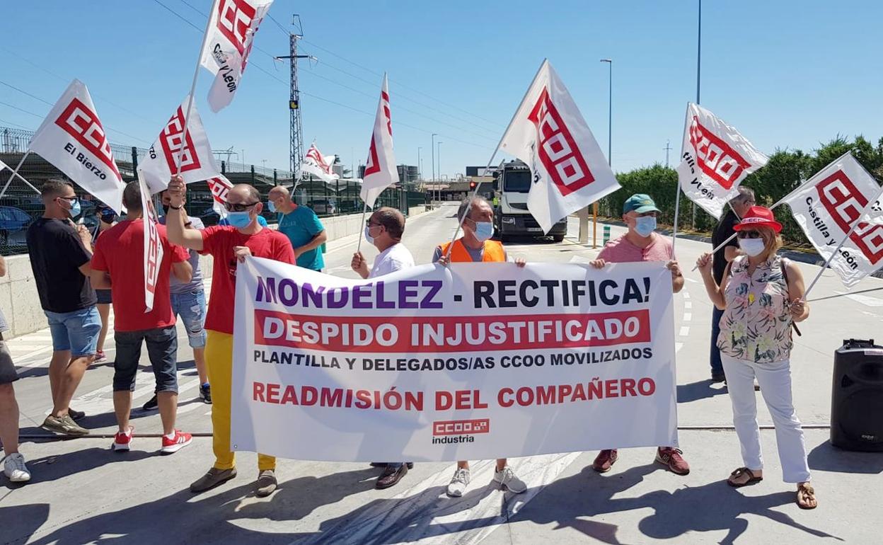 Un instante de la concentración realizada este viernes por CCOO ante la empresa Mondelez.