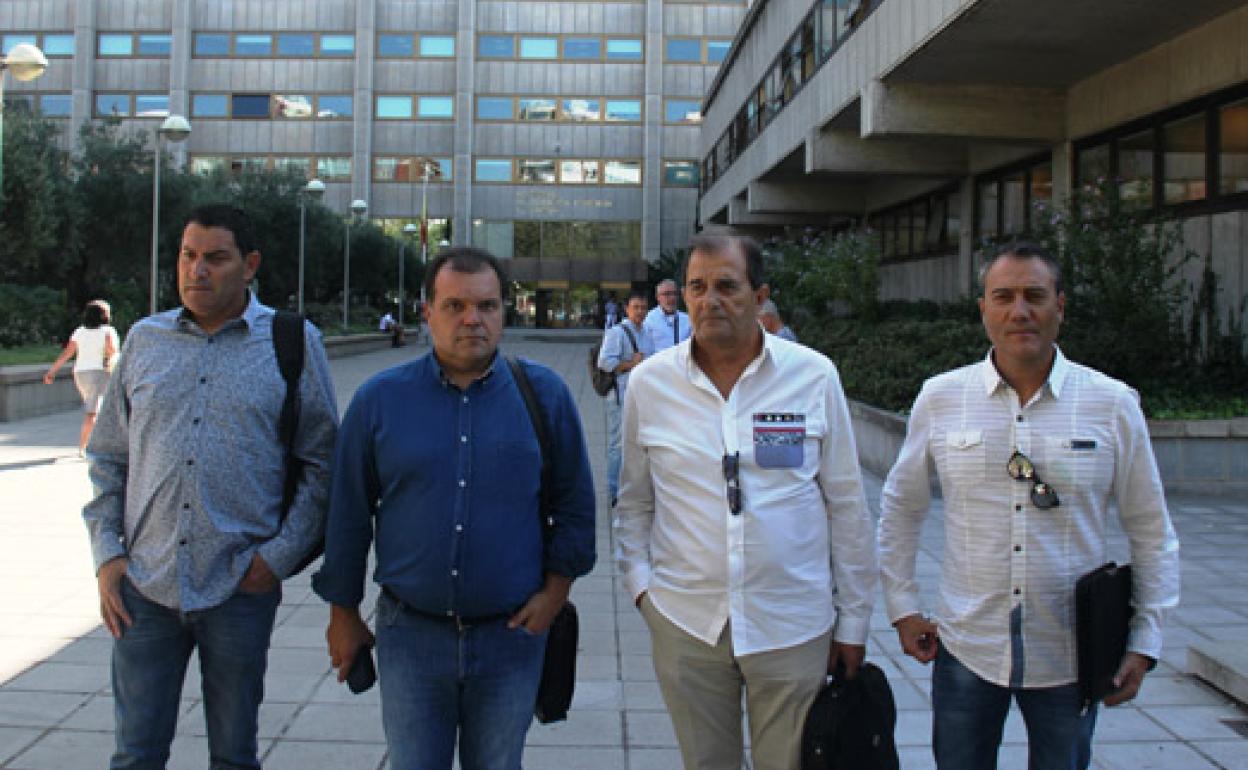 Representantes de UGT a las puertas del Ministerio..