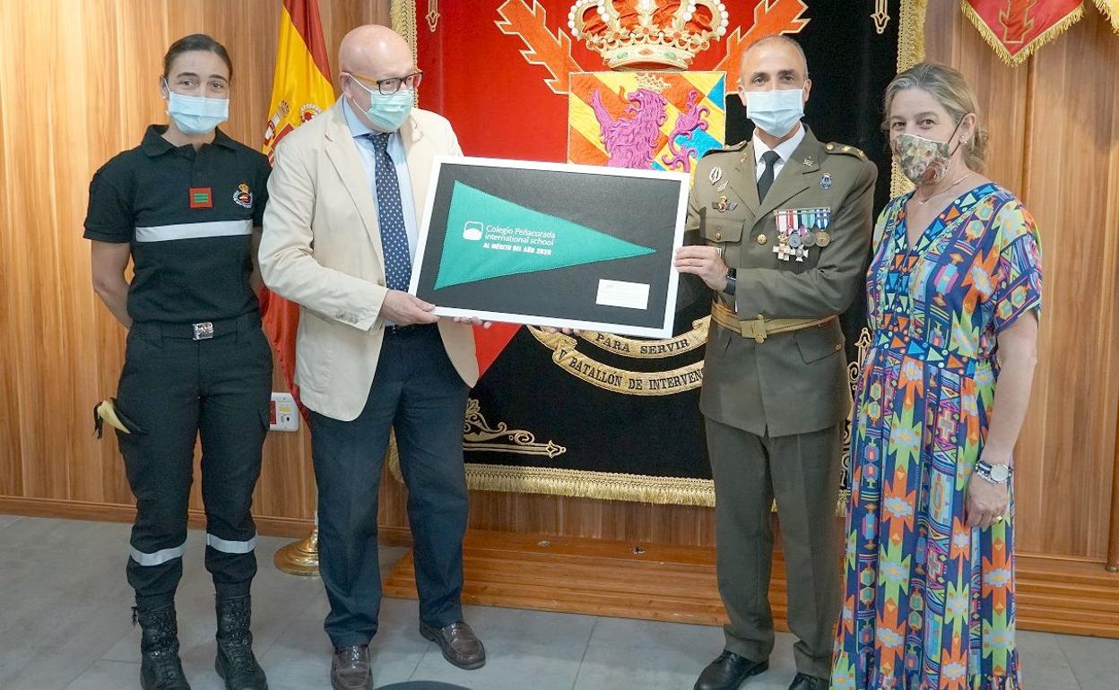 Un instante de la entrega del banderín a la Unidad Militar de Emergencias (UME).