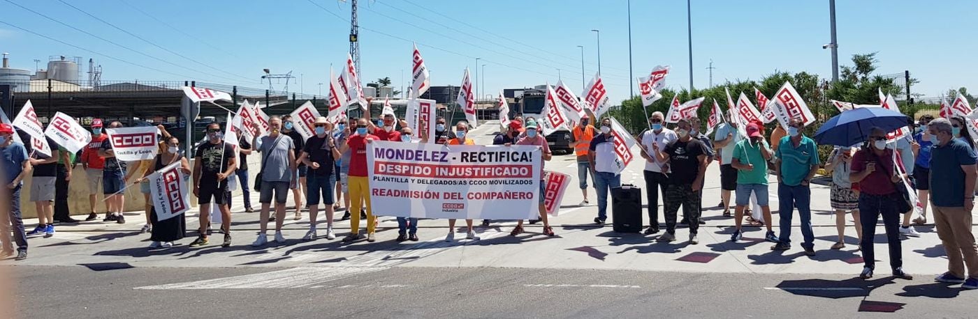 CCOO se concentra ante Mondelez y la empresa remarca que cumple con la «libertad sindical».