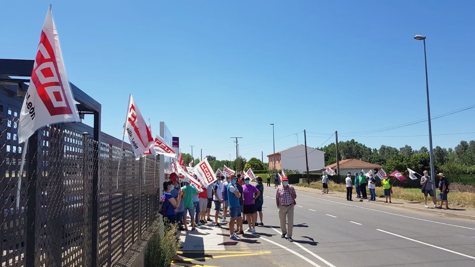 CCOO se concentra ante Mondelez y la empresa remarca que cumple con la «libertad sindical».