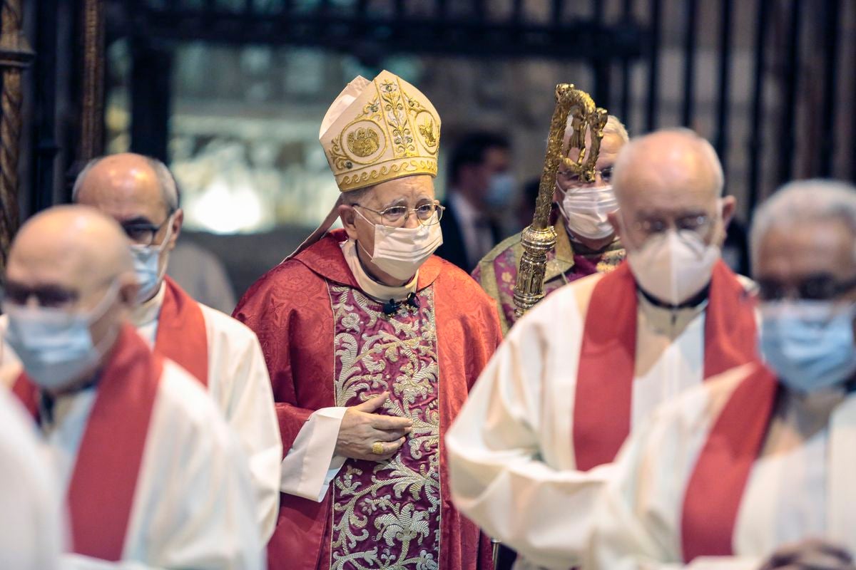 El obispo de León, Julián López, preside la misa por las víctimas del coronavirus en León con la presencia de familiares de los fallecidos.