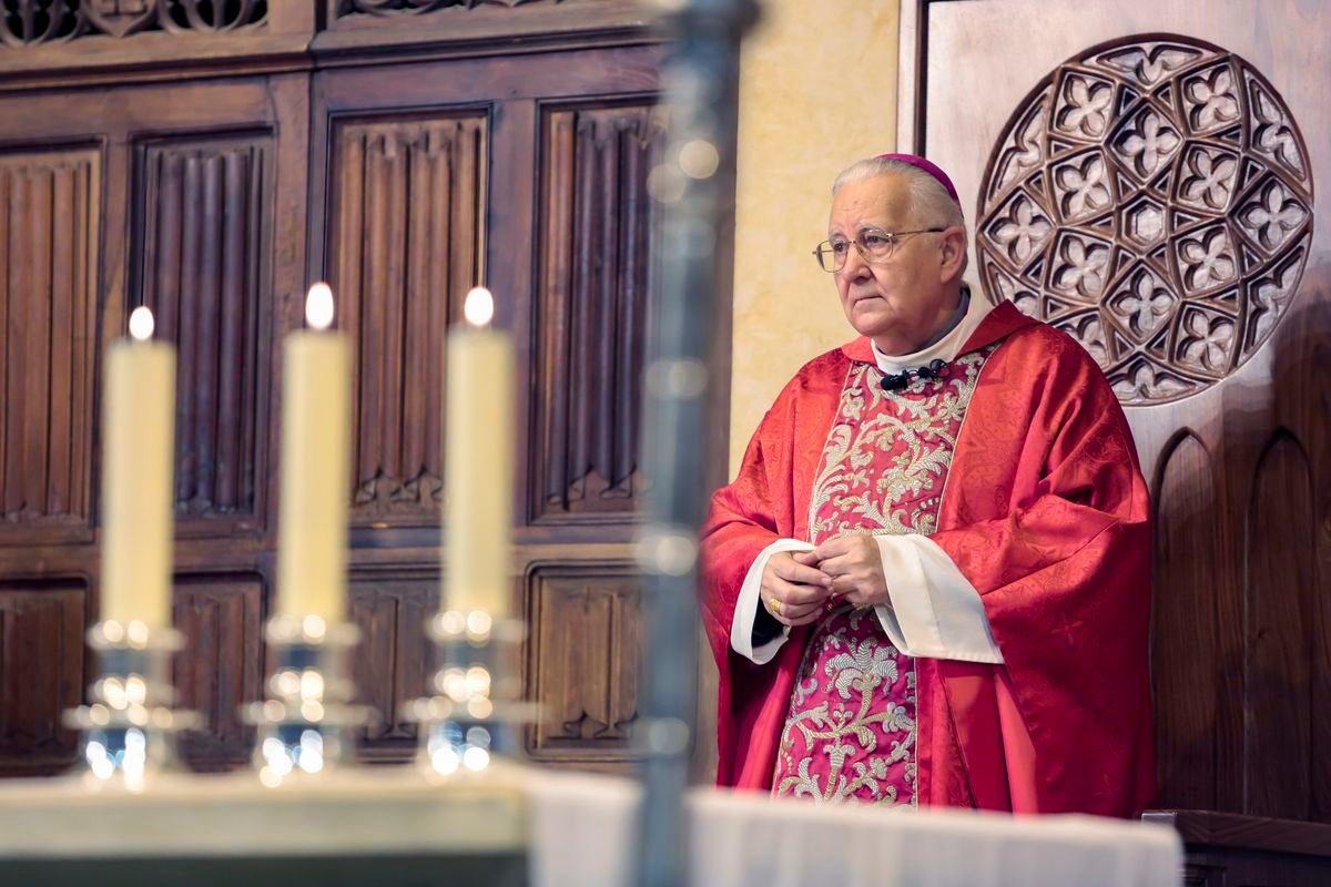 El obispo de León, Julián López, preside la misa por las víctimas del coronavirus en León con la presencia de familiares de los fallecidos.