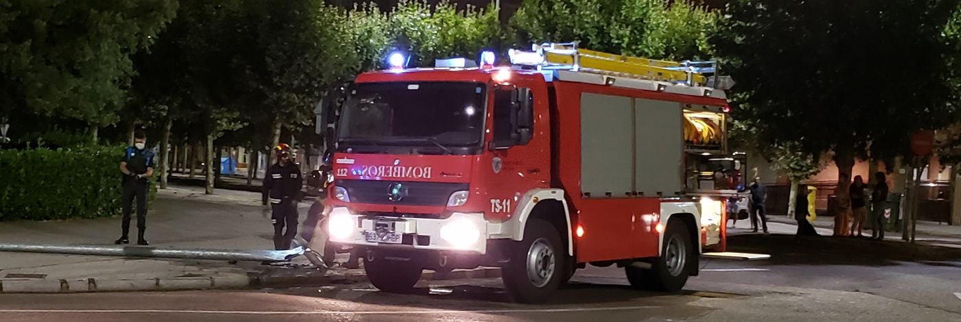 Efectivos de la Policía Local de León han identificado en la madrugada de este sábado a un conductor después de que éste estrellara su vehículo en una rotonda en Eras de Renueva.