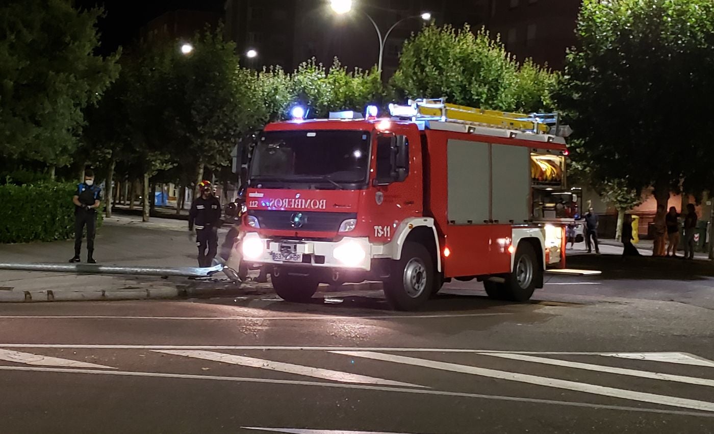 Efectivos de la Policía Local de León han identificado en la madrugada de este sábado a un conductor después de que éste estrellara su vehículo en una rotonda en Eras de Renueva.