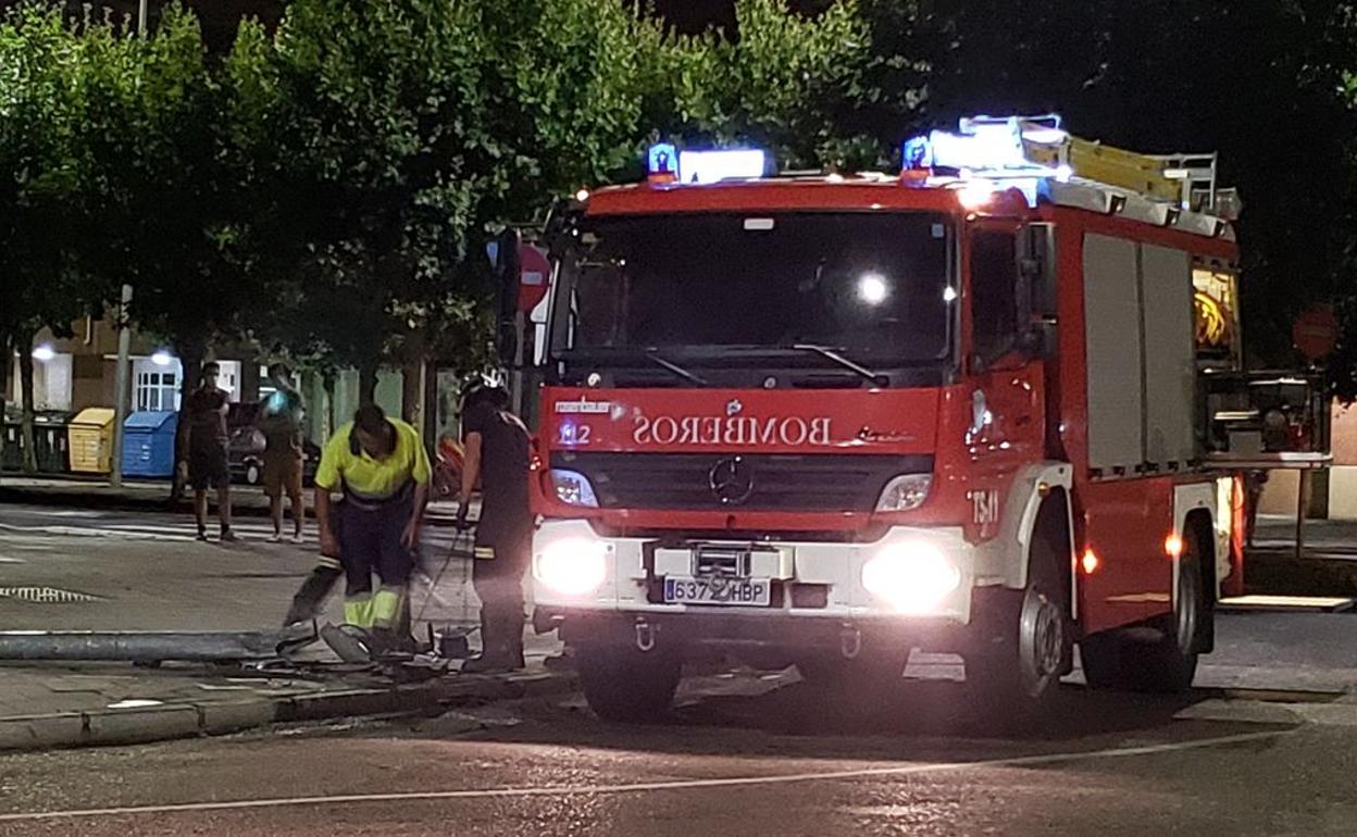 Efectivos de Bomberos León en el lugar del accidente en la madrugada de este sábado.