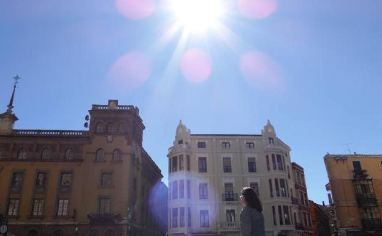 Sol sobre la Plaza de Regla de León