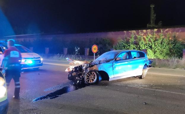 Herido un joven que sufrió una salida de vía en Antiobióticos y colisionó contra un concesionario