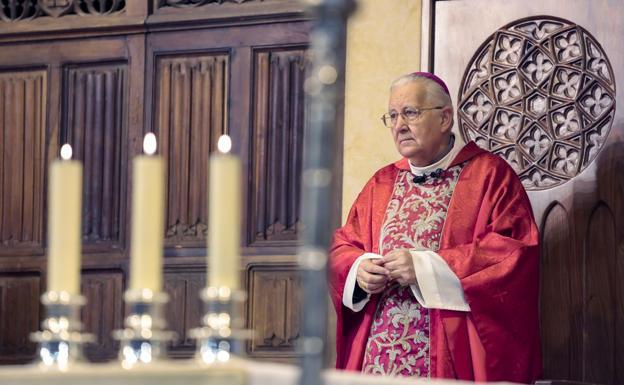 El obispo de León preside la misa en honor a las víctimas del coronavirus en la Catedral.