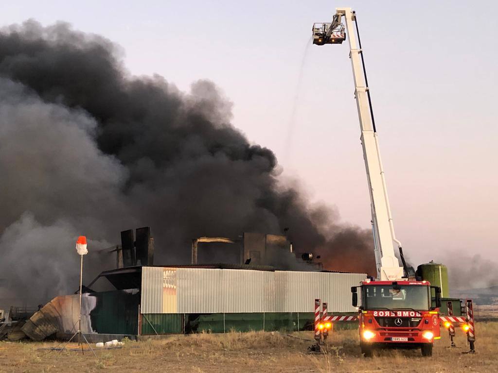 Fotos: Incendio en una fábrica de pinturas situada en el polígono industrial de San Pedro del Arroyo (Ávila)