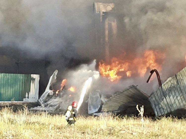 Fotos: Incendio en una fábrica de pinturas situada en el polígono industrial de San Pedro del Arroyo (Ávila)