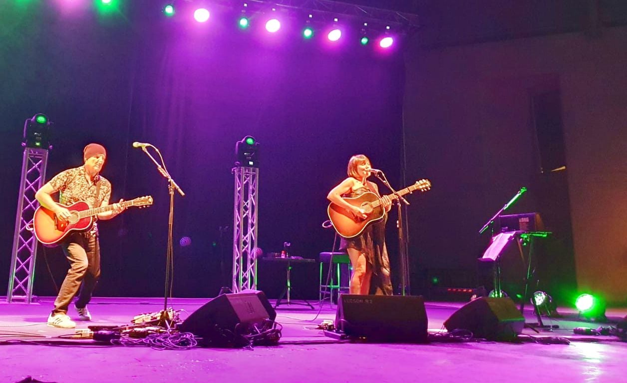 El dúo formado por Juan Aguirre y Eva Amaral han ofrecido un concierto en Ponferrada donde lograron acercarse al público a pesar del distanciamiento social